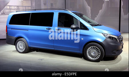 Berlin, Deutschland. 28. Juli 2014. Der neue Mercedes-Benz Transporter Vito wird während eine Weltpremiere in Berlin, Deutschland, 28. Juli 2014 vorgestellt. Foto: WOLFGANG KUMM DPA/Alamy Live-Nachrichten Stockfoto