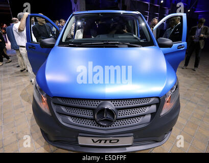 Berlin, Deutschland. 28. Juli 2014. Der neue Mercedes-Benz Transporter Vito wird während eine Weltpremiere in Berlin, Deutschland, 28. Juli 2014 vorgestellt. Foto: WOLFGANG KUMM DPA/Alamy Live-Nachrichten Stockfoto