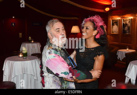 Berlin, Deutschland. 28. Juli 2014. Promi-Friseur Udo Walz und Barbara Becker stellen auf der Party für Walz 70. Geburtstag bei 'Bar Jeder Vernunft' in Berlin, Deutschland, 28. Juli 2014. Foto: Jens Kalaene/Dpa/Alamy Live News Stockfoto