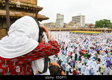 Ahmedabad, Indien. 29. Juli 2014.  Muslime feiern Eid al-Fitr, das Ende des Fastenmonats Ramadan markiert, ist Eid al-Fitr, das Ende des Ramazan und am ersten Tag des Monats von Ramadan für alle Muslime, Jama Masjid, Ahmedabad, Indien. Bildnachweis: Nisarg Lakhmani/Alamy Live-Nachrichten Stockfoto