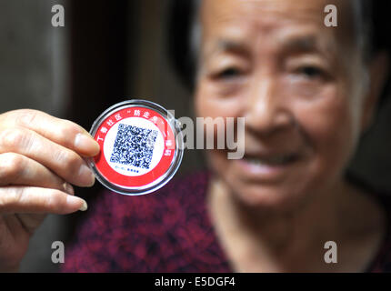 (140729)--HEFEI, Jul.y 29, 2014 (Xinhua)--Qiao Zonglian, 84, zeigt ihr zwei-Dimension Codekarte in Dingxiang Gemeinschaft von Hefei, Hauptstadt der ostchinesischen Provinz Anhui, 29. Juli 2014. Dingxiang Gemeinschaft in Hefei gab die erste Partie der zwei-Dimension Personalcode Karten für Menschen über 80 Jahre alt. Die Karte kann der Inhaber grundlegende Imformation bieten, wenn sie verloren gehen. (Xinhua/Liu Junxi) (Hpj) Stockfoto