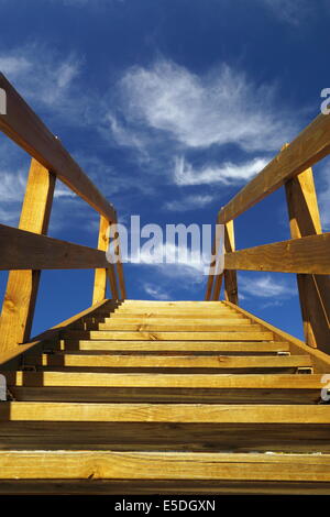 Holztreppe führt in den Himmel und die Himmel. Stockfoto