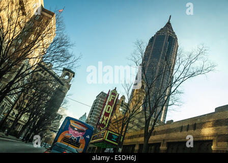 Peachtree Street View der Fox Theater, Gebäude der Bank of America und Georgian Terrace Hotel in Atlanta, Georgia, USA. Stockfoto