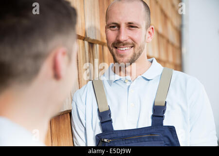 Zwei Handwerker bei der Holzwand Stockfoto