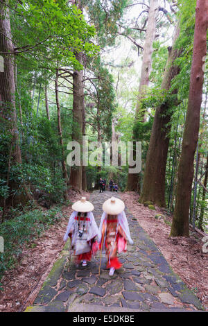 Asien; Japan; Honshu; Präfektur Wakayama; Pilger auf Daimon-Zaka Nachi Tokaido Pilgerweg; Der UNESCO Stockfoto