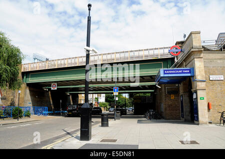 Ravenscourt Park u-Bahnstation, District Line, mit Bridge London Borough of Hammersmith, England Großbritannien UK Stockfoto