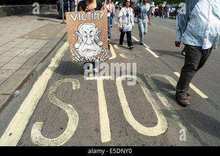 Eine Palästinenserin hält Pilger ein Benjamin Netanyahu in Palästina Anti Krieg Demonstration London 19. Juli 2014 KATHY DEWITT Stockfoto