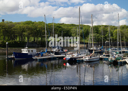 Segelyachten und Sportboote vor Anker im Hafen von Stornoway, äußeren Hebriden Stockfoto