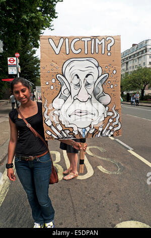 Eine Palästinenserin hält ein Benjamin Netanyahu Poster Pro Palästina Anti Krieg Demo London 19. Juli 2014 KATHY DEWITT Stockfoto