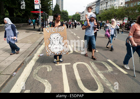 Eine Palästinenserin hält Pilger ein Benjamin Netanyahu in Palästina Anti Krieg Demonstration London 19. Juli 2014 KATHY DEWITT Stockfoto