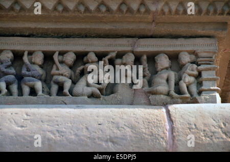 Schnitzereien auf Bügelwänden in Khajuraho AD 930-950 Stockfoto