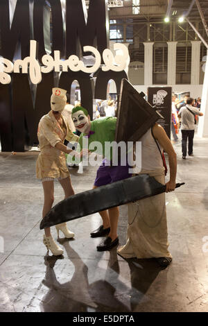 Pyramid Head and Nurse from Silent Hill with Joker supervillain at Barcelona International Comic Fair on May 17, 2014 in Barcelona, Katalonien, Spanien. Stockfoto