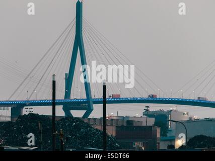 Hamburg, Deutschland. 28. Juli 2014. Die Koehlbrand Brücke ist in blaues Licht in Hamburg, Deutschland, 28. Juli 2014 beleuchtet. Ligh Tartist Michael Batz leuchtet bis 3. August 2014 auf verschiedenen Gebäuden im Hamburger Hafen in blauem Licht. Foto: Markus Scholz/Dpa/Alamy Live News Stockfoto