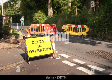 Zwischen Kemsing und Otford in Kent, UK. 29. Juli 2014. Straßensperre. Neuartige Verwendung von CCTV Durchsetzung Verkehrskameras auf der Landstraße; Pilger-Weg zwischen Kemsing und Otford in der Grafschaft Kent, eine Verknüpfung zwischen der A25 und A225, Ursachen Verkehr bauen auf der A25 an der Dorf Dichtung. Anwohner dürfen Zugang aber die CCTV-Zeichen scheint abschreckend, aber für Radfahrer und Fußgänger zu handeln. Die Genehmigung wird für 5 Tage dauern.  Kent County Council steht eine riesige Kosten um die zahlreichen Schlaglöcher und Oberflächenfehler Straße zu reparieren. Bildnachweis: Yon Marsh/Alamy Live-Nachrichten Stockfoto