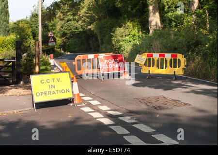 Zwischen Kemsing und Otford in Kent, UK. 29. Juli 2014. Straßensperre. Neuartige Verwendung von CCTV Durchsetzung Verkehrskameras auf der Landstraße; Pilger-Weg zwischen Kemsing und Otford in der Grafschaft Kent, eine Verknüpfung zwischen der A25 und A225, Ursachen Verkehr bauen auf der A25 an der Dorf Dichtung. Anwohner dürfen Zugang aber die CCTV-Zeichen scheint abschreckend, aber für Radfahrer und Fußgänger zu handeln. Die Genehmigung wird für 5 Tage dauern.  Kent County Council steht eine riesige Kosten um die zahlreichen Schlaglöcher und Oberflächenfehler Straße zu reparieren. Bildnachweis: Yon Marsh/Alamy Live-Nachrichten Stockfoto