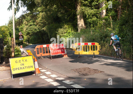 Zwischen Kemsing und Otford in Kent, UK. 29. Juli 2014. Straßensperre. Neuartige Verwendung von CCTV Durchsetzung Verkehrskameras auf der Landstraße; Pilger-Weg zwischen Kemsing und Otford in der Grafschaft Kent, eine Verknüpfung zwischen der A25 und A225, Ursachen Verkehr bauen auf der A25 an der Dorf Dichtung. Anwohner dürfen Zugang aber die CCTV-Zeichen scheint abschreckend, aber für Radfahrer und Fußgänger zu handeln. Die Genehmigung wird für 5 Tage dauern.  Kent County Council steht eine riesige Kosten um die zahlreichen Schlaglöcher und Oberflächenfehler Straße zu reparieren. Bildnachweis: Yon Marsh/Alamy Live-Nachrichten Stockfoto