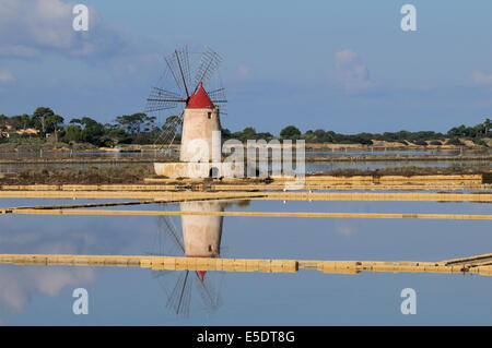 eine schöne Mühle in Salinen von Trapani, Sizilien Stockfoto