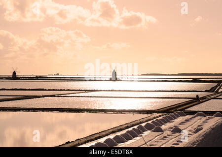 Sonnenuntergang über der Salinen von Trapani, Sizilien Stockfoto