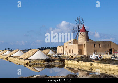 eine schöne Mühle in Salinen von Trapani, Sizilien Stockfoto