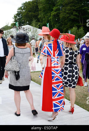 Kleid aus Union Jack-Flagge an Tatton Park, RHS Flower Show gemacht. Stockfoto