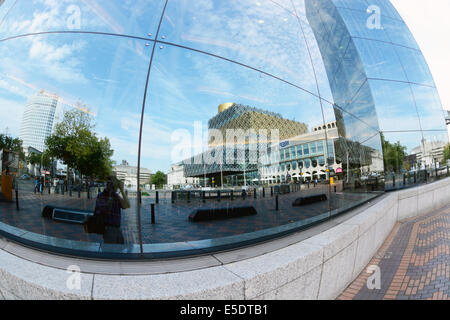 Blick auf Überlegungen der Birmingham Bibliothek im Gebäude in der Nähe zu Fischen Stockfoto