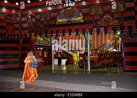 Eine kostümierte Vejigantes geht vorbei an der historischen Parque de Bombas ehemaligen Feuerhaus und jetzt ein Museum 19. Februar 2009 in Ponce, Stockfoto