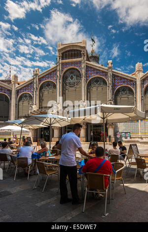 Hauptfassade des Mercado Central mit Straßencafés, Valencia, Comunidad Valenciana, Spanien Stockfoto