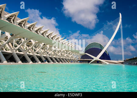 Science Museum und Puente de l'Assut de l ' oder Brücke, Stadt der Künste und Wissenschaften, Valencia, Comunidad Valenciana, Spanien Stockfoto