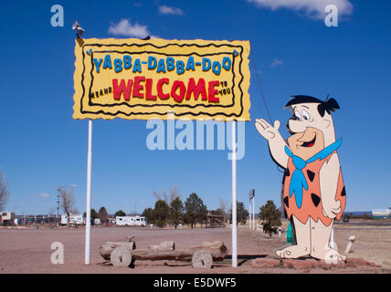 Flintstone Village in Valle, Arizona, in der Nähe des Grand Canyon, hieß einst Reisende mit Gebäuden im Cartoon-Stil, Dinosauriern und skurrilen Fotogelegenheiten willkommen. Stockfoto