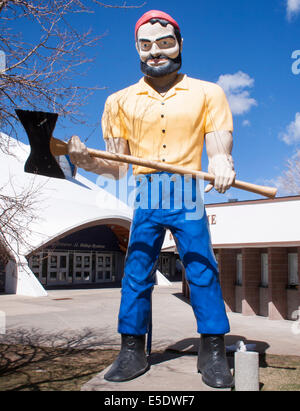 Die Statue des Paul Bunyan Muffler man steht hoch an der Northern Arizona University in Flagstaff, einem klassischen Stück Americana am Straßenrand. Stockfoto