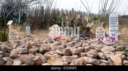 Gruselige Grabsteine auf dem Boot Hill Cemetery in Tombstone, Arizona, flüstern Geschichten über die berüchtigten Gesetzlosen und die Grenzjustiz des Wilden Westens. Stockfoto
