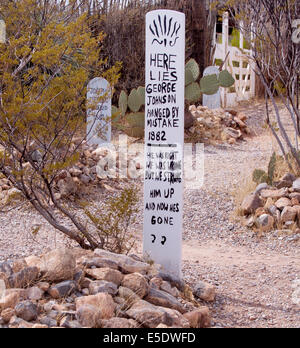 Gruselige Grabsteine auf dem Boot Hill Cemetery in Tombstone, Arizona, flüstern Geschichten über die berüchtigten Gesetzlosen und die Grenzjustiz des Wilden Westens. Stockfoto