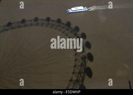 London, UK. 29. Juli 2014. Ein Ausflugsschiff geht über die Reflexion des London Eye an einem sonnigen Tag in der Hauptstadt Credit: Amer Ghazzal/Alamy Live-Nachrichten Stockfoto