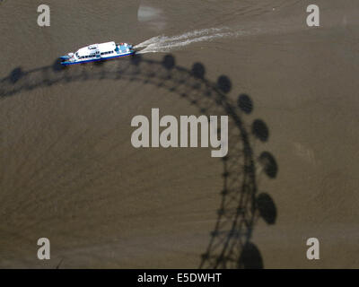 London, UK. 29. Juli 2014. Ein Ausflugsschiff geht über die Reflexion des London Eye an einem sonnigen Tag Credit: Amer Ghazzal/Alamy Live-Nachrichten Stockfoto