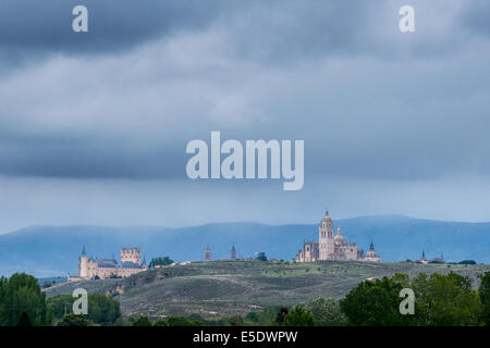 Fernblick über Segovia Kathedrale und Alcázar von Segovia. Stockfoto