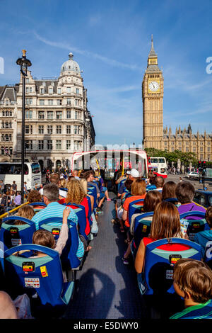 Ein London-Tour-Bus-Pässe von Big Ben und den Houses Of Parliament, London, England Stockfoto