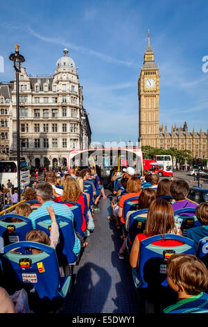 Ein London-Tour-Bus-Pässe von Big Ben und den Houses Of Parliament, London, England Stockfoto