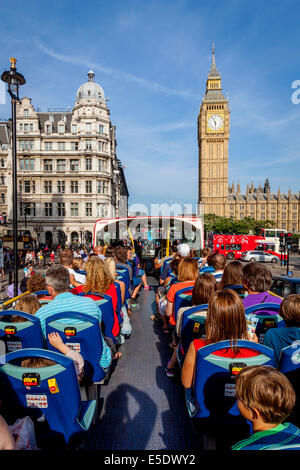 Ein London-Tour-Bus-Pässe von Big Ben und den Houses Of Parliament, London, England Stockfoto