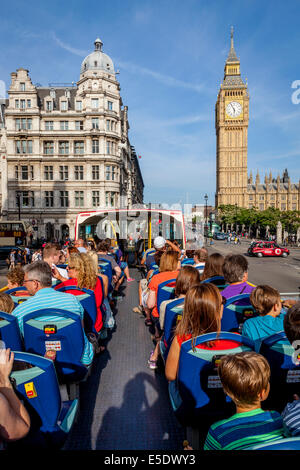 Ein London-Tour-Bus-Pässe von Big Ben und den Houses Of Parliament, London, England Stockfoto