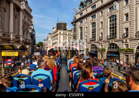 Ein London-Tour-Bus-Pässe von Piccadilly Circus, London, England Stockfoto