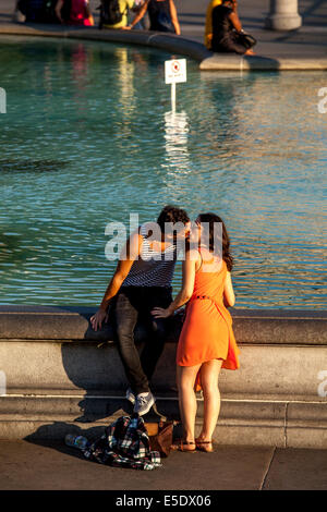 Ein romantisches junges Paar am Trafalgar Square in London, England Stockfoto