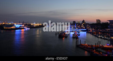 Hamburg, Deutschland. 28. Juli 2014. Viele Schiffe und Gebäude sind in blaues Licht während der "Blue Port" in Hamburg, Deutschland, 28. Juli 2014 beleuchtet. Ligh Tartist Michael Batz leuchtet bis 3. August 2014 auf verschiedenen Gebäuden im Hamburger Hafen in blauem Licht. Foto: Daniel Reinhardt/Dpa/Alamy Live News Stockfoto