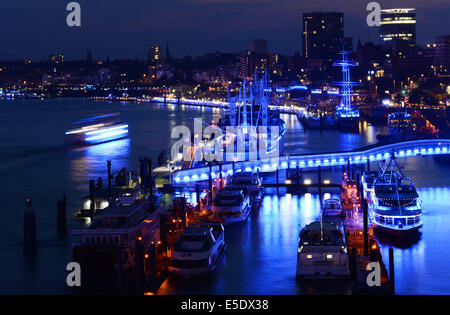 Hamburg, Deutschland. 28. Juli 2014. Viele Schiffe und Gebäude sind in blaues Licht während der "Blue Port" in Hamburg, Deutschland, 28. Juli 2014 beleuchtet. Ligh Tartist Michael Batz leuchtet bis 3. August 2014 auf verschiedenen Gebäuden im Hamburger Hafen in blauem Licht. Foto: Daniel Reinhardt/Dpa/Alamy Live News Stockfoto