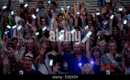 Hamburg, Deutschland. 28. Juli 2014. Viele Menschen nehmen in der "Light Up" von "Blue Port" mit ihren Smartphones glänzend blau in Hamburg, Deutschland, 28. Juli 2014. Ligh Tartist Michael Batz leuchtet bis 3. August 2014 auf verschiedenen Gebäuden im Hamburger Hafen in blauem Licht. Foto: Daniel Reinhardt/Dpa/Alamy Live News Stockfoto