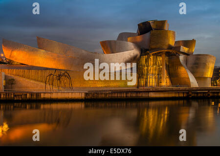 Guggenheim-Museum in der Abenddämmerung, Bilbao, Baskenland, Spanien Stockfoto