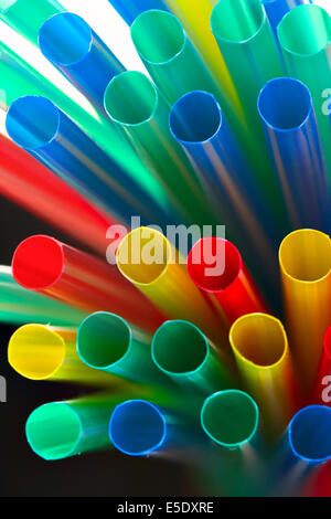 Bunte Trinkhalme, werden als Hintergrund verwendet Stockfoto