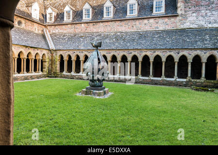 Das Kloster Iona Abbey. In der Mitte des Kreuzgangs ist Garth eine Skulptur, "Herabkunft des Geistes" Stockfoto