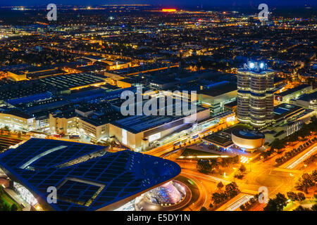 Schauen Sie sich die BMW Welt und Sitz "BMW Vierzylinder", München, Bayern, Deutschland, Europa Stockfoto