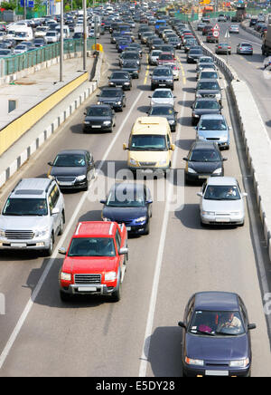 Viele Autos auf der Straße Blick auf die Stadt von oben Stockfoto