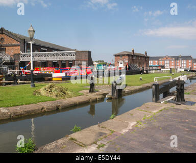 Vertäut historischen Narrowboats Wasserstraßen Boot Nationalmuseum auf Shropshire Union Canal Ellesmere Port Cheshire England UK Stockfoto